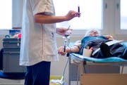 Sind gefragt: Pflegefachleute in Spitälern und Kliniken. (Bild: Keystone)