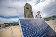Das erste Solarpanel ist schon da. Solarmonteur David Müller platziert es an der richtigen Stelle. (Bild Pius Amrein)