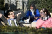 Prächtige Bedingungen zum «Käfele» gestern Nachmittag. Andrea Jud (links) und Maria Huber geniessen das Frühlingswetter am Quai beim Hotel Palace in Luzern. (Bild Nadia Schärli)