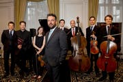 Protagonisten des Beethoven-Festivals: Intendant Numa Bischof, Pianist Oliver Schnyder (von links), Chefdirigent James Gaffigan (Mitte) und Musiker des Luzerner Sinfonieorchesters. (Bild: Eveline Beerkircher)