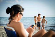 Bislang erwartete die Schweizer Urlauber zu Hause eine gesalzene Handyrechnung - das soll sich jetzt ändern. (Bild: Keystone)