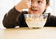 Schon mit dem morgendlichen Müesli wird oft viel zu viel Zucker gegessen. (Bild: Getty)