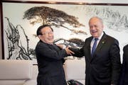 Lockere Atmosphäre: Bundesrat Johann Schneider-Ammann zusammen mit Chinas Minister für Wissen und Technologie, Wan Gang. (Bild: AP/Ng Han Guan)