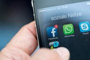 Wer mit dem Handy-Programm WhatsApp kommuniziert, hinterlässt Datenspuren im Cyberspace, die nicht geschützt sind. (Bild: Keystone)