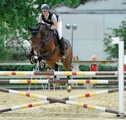 Hatte Grund zum Feiern nach ihrem Sieg im R 115: Martina Steiner mit ihrer Stute Depesche. (Bild: Sonja Grob (Dagmersellen, 15. Juli 2017))