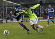 Luzerns Burim Kukeli (links) gegen GCs Ricardo Cabanas. (Bild Philipp Schmidli/Neue LZ)