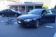 Die Position des Audi zeigt: Der Lenker des Audis schnitt dem Fahrradfahrer offenbar den Wg ab. (Bild: Zuger Polizei)