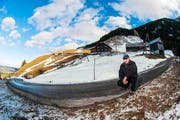 Gerry Stalder von der Strassengenossenschaft begutachtet die Zufahrt zum Hof «Dürrhütten» in Escholzmatt. (Bild: Roger Grütter / Neue LZ)