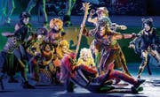 Die Thuner «Cats» schleichen sich in neonfarbenen Kostümen an. (Bild: Thomas Hodel/Keystone)