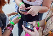 So gut wie jeder besitzt ein Handy oder Smartphone - über die nötigen Mobilfunkantennen wird aber heftig diskutiert. (Bild: Keystone/Martin Rütschi)