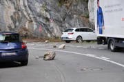Felsbrocken liegen auf der Kehrsitenstrasse. (Bild: Matthias Piazza / Neue Nidwaldner Zeitung)