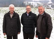 Die beiden Grundeigentümer und Vertreter der IG Golf Meggen Franz Sigrist (links) und Fredi Scherer (rechts) sowie Investor Josef Schuler freuen sich über den Entscheid des Luzerner Regierungsrates. (Bild: PD)