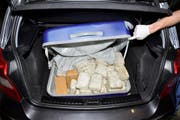 Koffer mit Heroin im Kofferraum eines Autos. (Bild: Zuger Polizei)