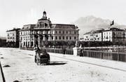 Das zweite vom Bund gebaute repräsentative Postamt eröffnete 1888 in Luzern, Aufnahme von 1891. (Bild: Museum für Kommunikation, Bern)