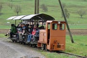 Die Grubenbahn der Zeigelei Schumacher in Körblingen, Inwil, transportiert normalerweise Lehm, an ausgewählten Tagen auch Personen. (Bild: pd)