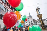 Übergabefeier zum Label «Kinderfreundliche Gemeinde»: Ballone steigen in die Luft, alle mit einer Karte und einem Wunsch für eine noch kinderfreundlichere Stadt. (Bild PD)