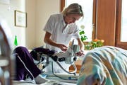 Spitäler wollen bei Einwanderungskontingenten Ausnahmen schaffen. Im Bild: Eine Pflegefachfrau betreut einen Patienten. (Symbolbild Keystone / Gaetan Bally)