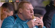 Guten Appetit: Der Sutton-Ersatzgoalie wollte mit dem Kuchenstück die Kasse klingeln lassen. (Bild: Screenshot BBC)