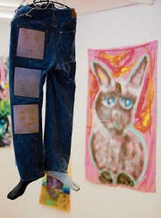 Josse Bailly’s bunte und ziemlich verrückten Tierbilder, die der Westschweizer Künstler auf allerhand Oberflächen malt, gibt es derzeit im Kunstpavillon Luzern zu sehen. Zur Konzeptkunst von Sabrina Labis setzt er ein starkes Kontrastporgramm. (Bild: PD)