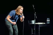Hazel Brugger (21) nahm am Mittwochabend im Kleintheater Luzern unserer Existenz jeden Nimbus. (Bild: Pius Amrein)