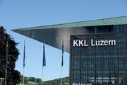 Wikipedia-Manipulationen bei Luzerner Attraktionen: Das von Jean Nouvel entworfene Kunst- und Kongresszentrum Luzern wurde zwischenzeitlich zum «hässlichsten Gebäude der Schweiz» gewählt. Dabei sorgte nur das Dach für Diskussionen. (Bild: Nadia Schärli / Neue LZ)