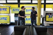 Der neue starke Mann bei Steg: Geschäftsführer Lorenz Weber (links) bespricht sich im Hauptsitz in Littau mit Mitarbeiter Jeevarajah Vithushan. (Bild: Nadia Schärli)