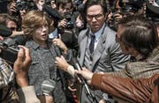 Im Fokus der Medien: Michelle Williams (als aufopferungsvolle Mutter Gail Harris) und Mark Wahlberg (als von Getty angeheuerter CIA-Vermittler Fletcher Chase) tun sich zusammen, um den von der Mafia entführten John Paul Getty III. zu befreien. (Bild: Tristar Pictures)