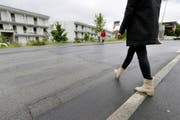 Der Fussgängerstreifen ist verschwunden, weil er zu unsicher war. Ersatz gibt es vorerst keinen. (Bild: Stefan Kaiser / Neue ZZ)