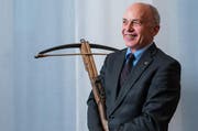 Ueli Maurer, fotografiert in seinem Büro im Bundeshaus. Die Armbrust bekam er von seiner Partei, der SVP, zur Wahl zum Bundespräsidenten geschenkt. (Bild: Roger Grütter/Neue LZ)