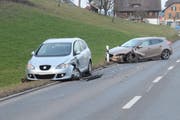 Die beiden Autos stehen nach der Kollision beschädigt am Strassenrand. (Bild: Luzerner Polizei (Hellbühl, 6. Februar 2018))