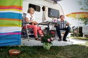 Elvira und Andrej Treutner vor ihrem Wohnwagen auf dem Camping Ewil in Sachseln. (Bild Corinne Glanzmann)