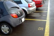 Die GLP, Grüne und SP verlangen, das städtische Carparkierungskonzept ohne das geplante Parkhaus auszuarbeiten. (Symbolbild) (Bild: Archiv Neue LZ)