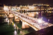 Impression vom September 2015 aus Basel: Über 5500 Personen nahmen damals am White Dinner teil. (Bild: whitedinnerbasel.ch)