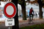 Gestellte Szene. Ein Velo Rowdy fährt im Fahrverbot beim Quai Luzern. (Bild: Philipp Schmidli)
