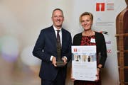 Platz 1 in der Kategorie 100 bis 249 Mitarbeiter: Klinik Adelheid. Auf dem Bild: Direktor Nicolaus Fontana und Ester Kramer (Leiter Therapien). (Bild: PD)