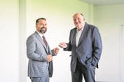 Freuen sich über den Preis: Matteo Trisoglio (links) und Wolfgang Grimm von Perlen Packaging. (Bild: Roger Grütter (Perlen, 22. September 2017))