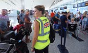 Nachdem die Londoner Regierung die britischen Touristen aufgefordert hat, Tunesien zu verlassen, wurden die ersten abreisenden Gäste gestern bereits am Flughafen Tunis von den Helfern vor Ort in Empfang genommen. (Bild: AFP/Fethi Belaid)