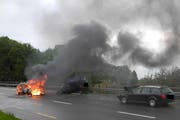 Eines der Unfallautos steht in Vollbrand. (Bild: Kapo Schwyz)