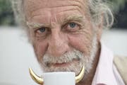 «Ein Espresso hat eine so starke Charakteristik wie kein anderes Genussmittel»: Francesco Illy mit dem Tässchen «Mucho Macho» aus der MOU-Kollektion von Amici Caffè. (Bild: Pius Amrein / Neue LZ)