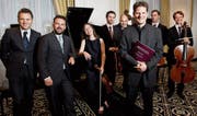 Eine grosse Aufgabe bewältigt: Pianist Oliver Schnyder (vorne rechts) mit dem Luzerner Sinfonieorchester. (Bild: Eveline Beerkircher/LZ)