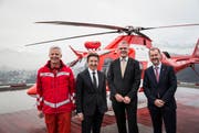 Treffen auf dem Spital-Landeplatz: Der Chefpilot der Rega Heinz Leibundgut (v.l.), der CEO der Rega Ernst Kohler, der Direktor des Bundesamtes für Zivilluftfahrt (BAZL) Christian Hegner und der Direktor des Luzerner Kantonsspitals Benno Fuchs. (Bild: Manuela Jans/LZ (Luzern, 22. Dezember 2017))