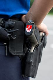Ein Polizist der Kantonspolizei Obwalden bei der Arbeit (Symbolbild). (Bild: Keystone)