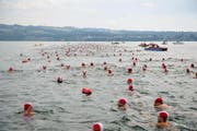 Die Schwimmer machen sich auf den Weg, um den Sempachersee von Nottwil nach Sempach zu durchqueren. (Bild: Corinne Glanzmann / Neue LZ)