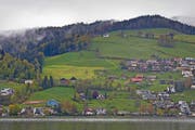 Auf der Wiese um das Kinderheim Lutisbach (blaues Haus) entstehen Lutisbach-Residenz und Lutisbach-Park. Gleich rechts darüber, zwischen den beiden Bauernhöfen, wird die Überbauung Erliberg erstellt. (Bild Stefan Kaiser)