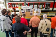 Die Besucher informieren sich über die Unterflurdrehbank in der Werkstatt der Zentralbahn in Stansstad. (Bild: pd)