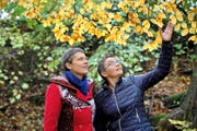 Bei ihrer Arbeit geht es um die wesentlichen Fragen des Lebens: die Trauerbegleiterinnen Barbara Lehner (links) und Antoinette Brem.Bild: Nadia Schärli (Luzern, 26. Oktober 2016)