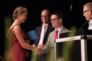 Der Moment der Diplomierung (von links: Meret Siebenhaar, Rektor Hans Hirschi, Prorektor Stefan Graber, Roman Oberholzer, stv. Klassenlehrer. (Bild:PD/Kantonsschule Alpenquai)