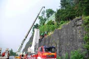 Der Traktor blieb 20 Meter über der Fahrbahn der A8 hängen. (Bild: Obwaldner Polizei)