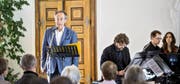Schauspieler Robert Hunger-Bühler las im Barocksaal des Klosters Engelberg Texte über den Teufel. Bild: Manuela Jans-Koch (29. Oktober 2016)