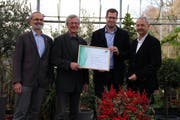 Der Zürcher GLP-Nationalrat Thomas Weibel (von links), Stadtrat Adrian Borgula, Stadtgärtnereichef Cornel Suter und Felix Guhl, Präsident VSSG (Vereinigung Schweizerischer Stadtgärtnereien und Gartenbauämter) bei der Präsentation des Zertifikats Grünstadt Schweiz. (Bild: PD)